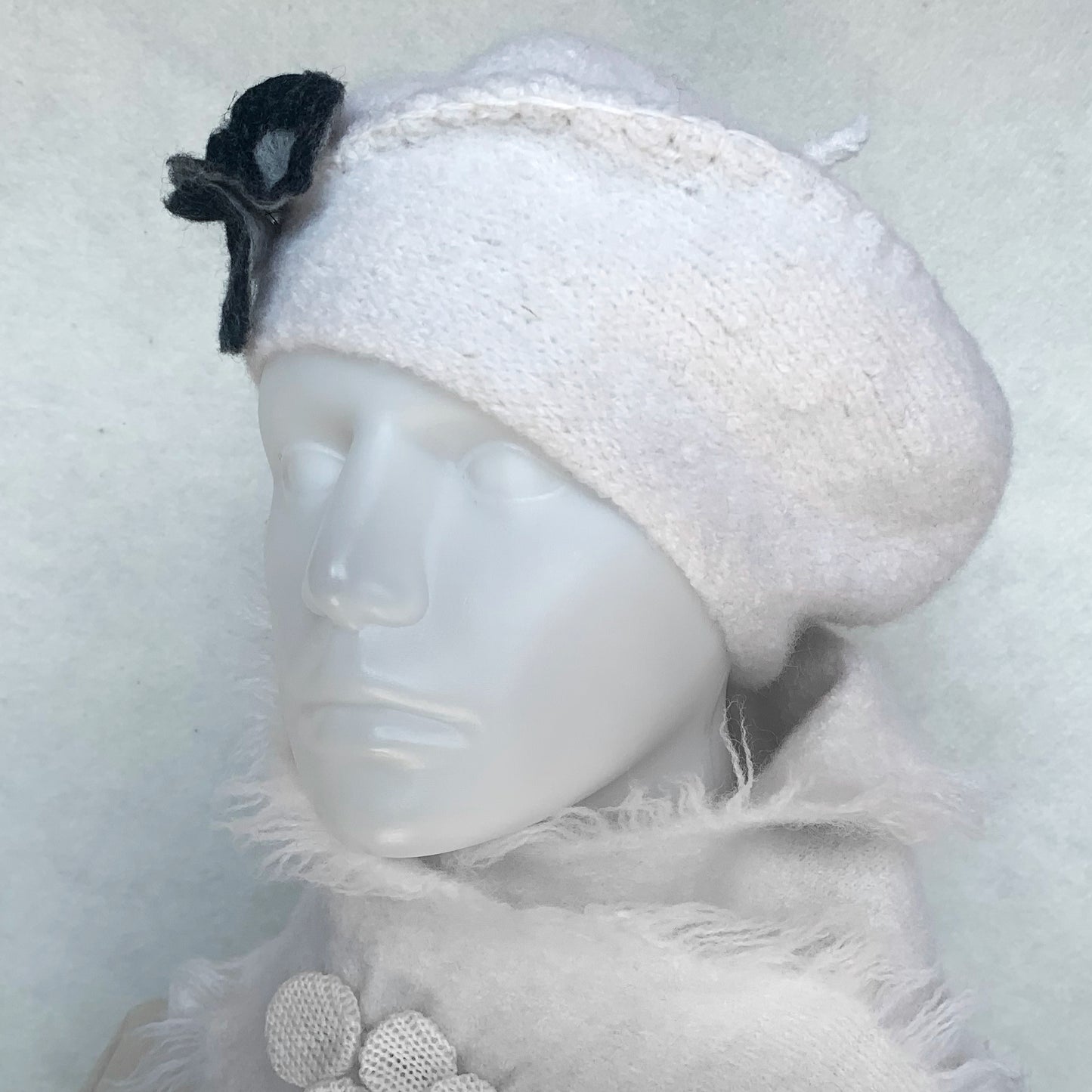 Béret 100% laine feutrée - Blanc & Fleurs noires