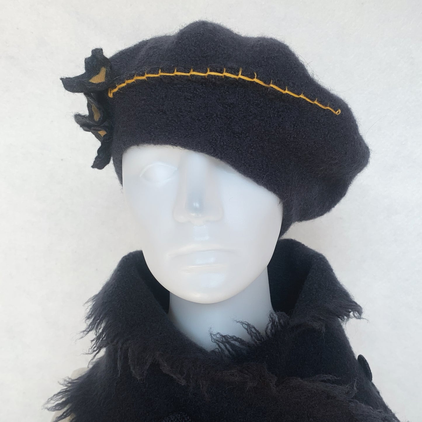 Béret 100% laine feutrée - Charcoal & Fleurs noires et jaunes