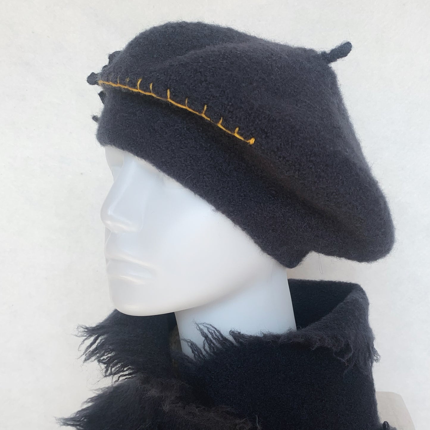 Béret 100% laine feutrée - Charcoal & Fleurs noires et jaunes