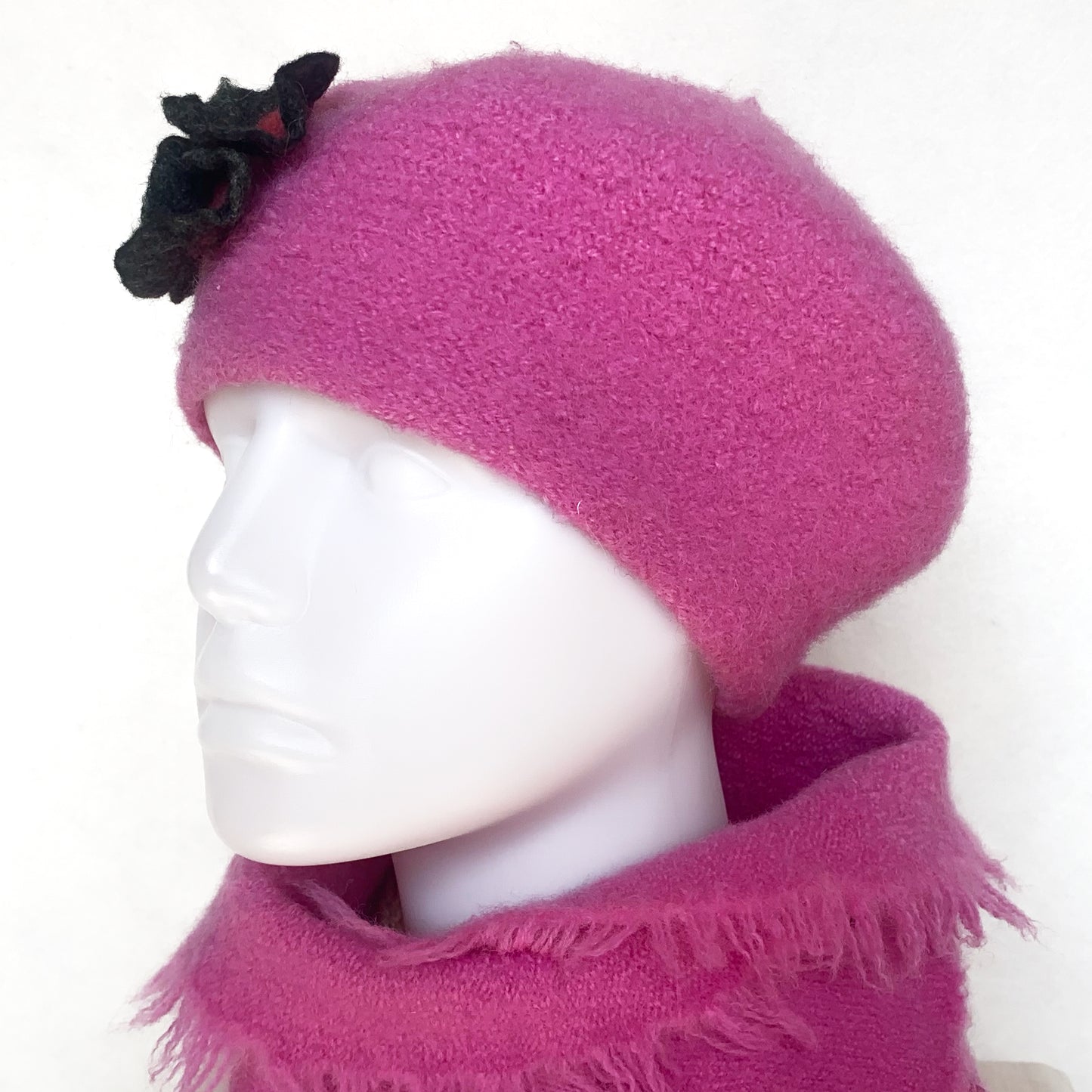 Béret 100% laine feutrée - Rose & Fleurs noires