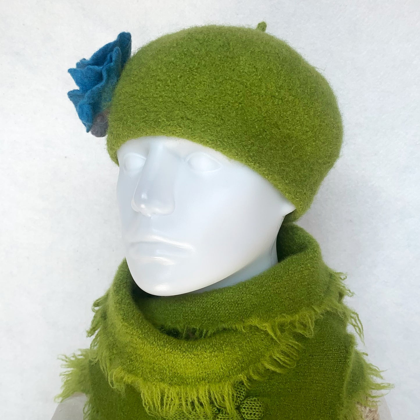 Béret 100% laine feutrée - Chartreuse & Fleurs turquoise