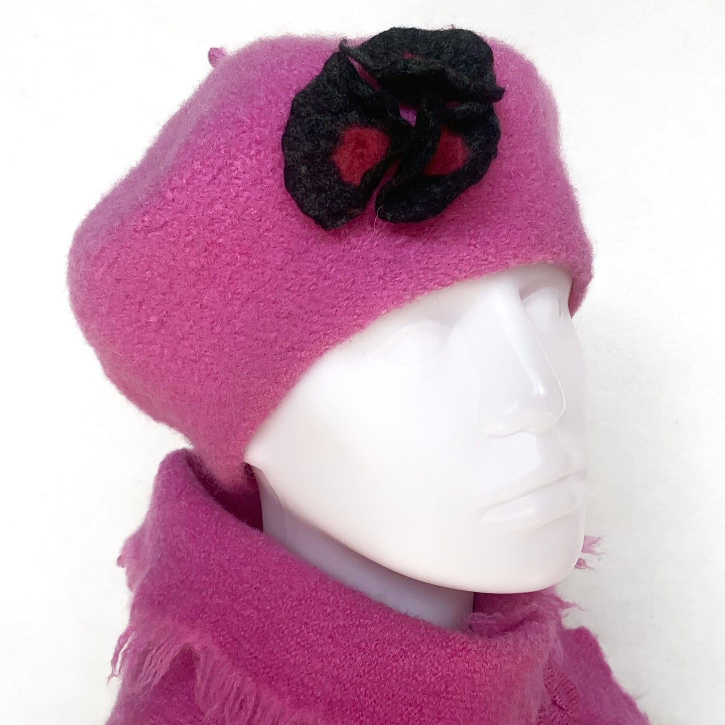 Béret 100% laine feutrée - Rose & Fleurs noires