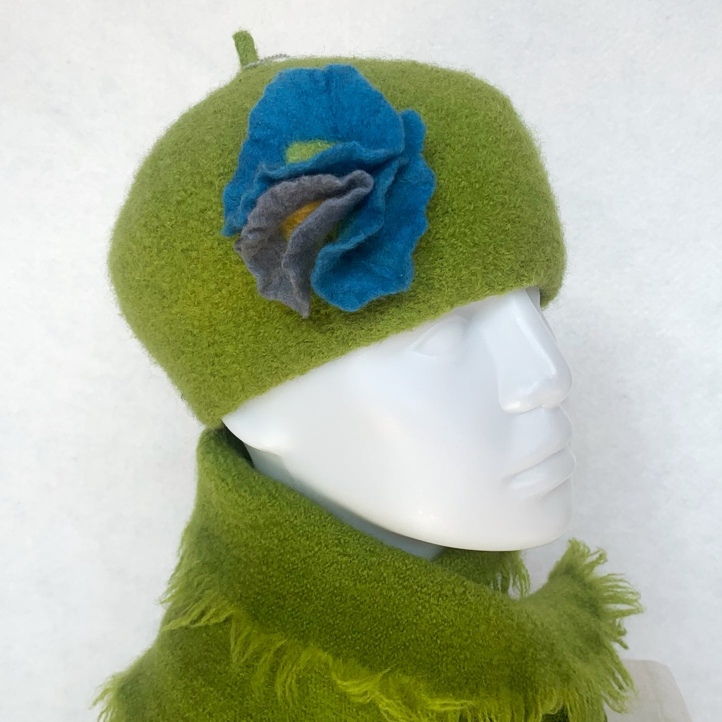 Béret 100% laine feutrée - Chartreuse & Fleurs turquoise