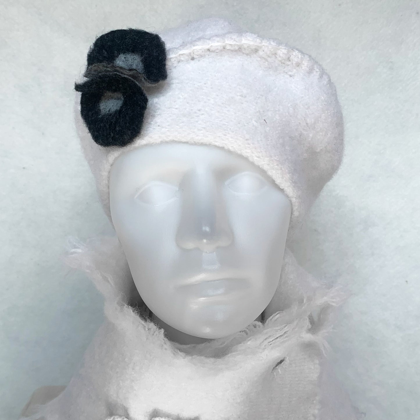 Béret 100% laine feutrée - Blanc & Fleurs noires