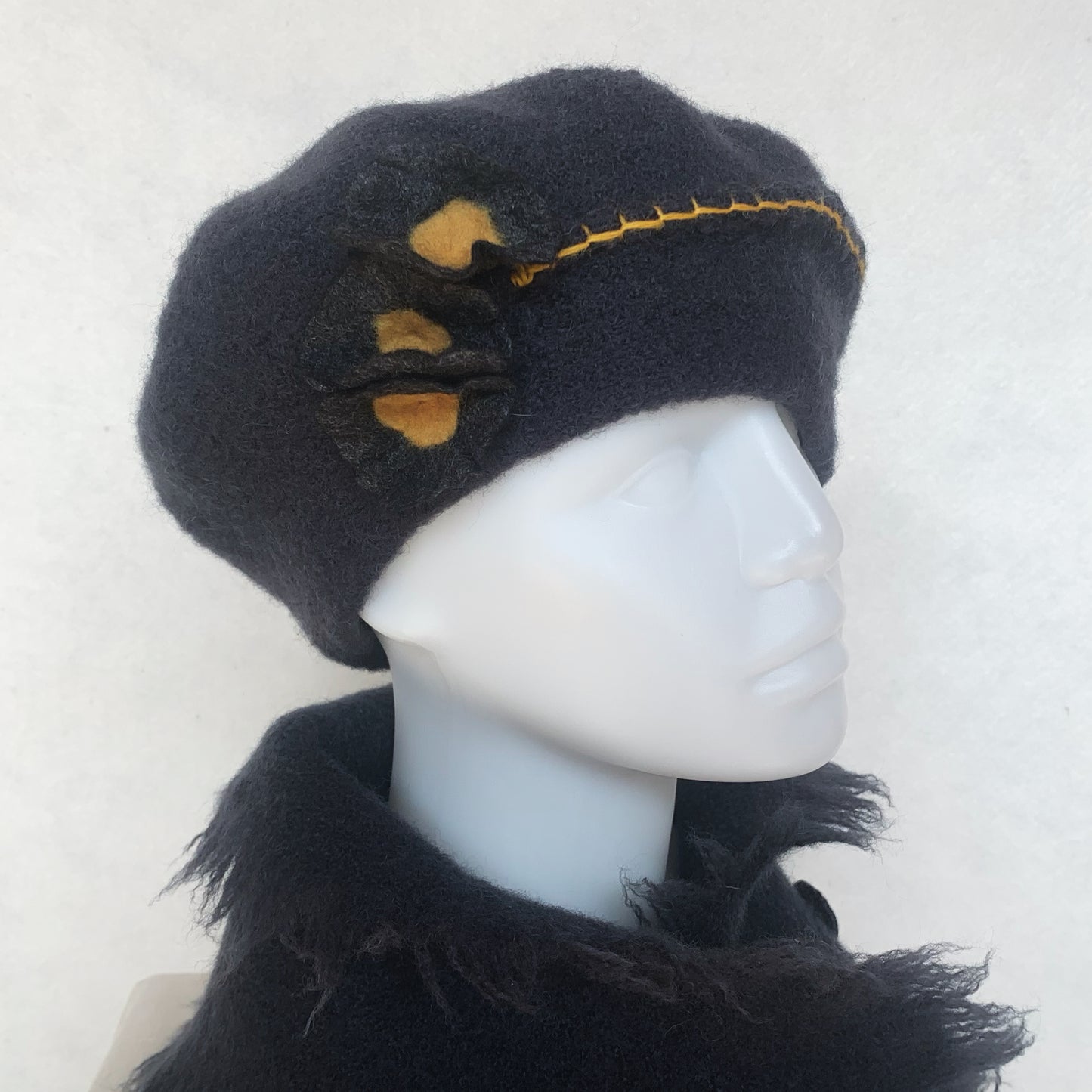 Béret 100% laine feutrée - Charcoal & Fleurs noires et jaunes
