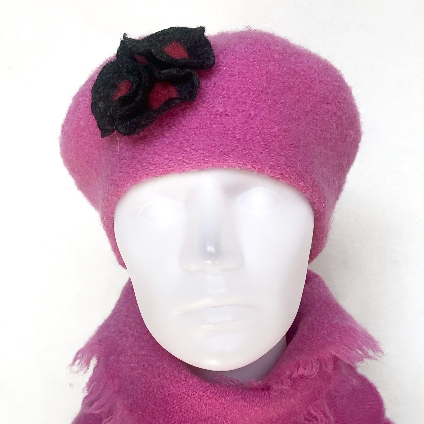 Béret 100% laine feutrée - Rose & Fleurs noires